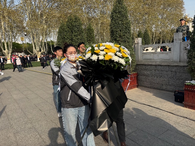 【清明祭英烈，初心永傳承】-敬獻(xiàn)花籃、齊唱國(guó)歌并默哀（2025.4.3）