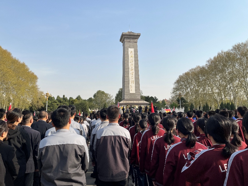 【清明祭英烈，初心永傳承】-敬獻(xiàn)花籃、齊唱國(guó)歌并默哀（2025.4.3）