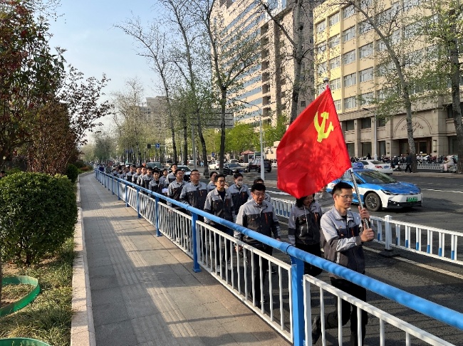 【清明祭英烈，初心永傳承】-支部書記帶隊(duì)步行前往烈士陵園(2025.4.3)